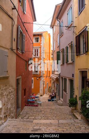 Rovigno, Croazia - 10 luglio 2023. Un piccolo bar in una tranquilla strada secondaria del centro storico di Rovigno, città vecchia in Istria, Croazia Foto Stock