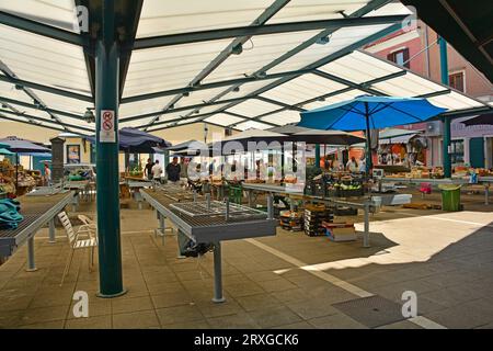 Rovigno, Croazia - 9 luglio 2023. Un piccolo mercato all'aperto nel centro storico di Rovigno in Istria, Croazia. Vende frutta, verdura e souvenir come il miele Foto Stock
