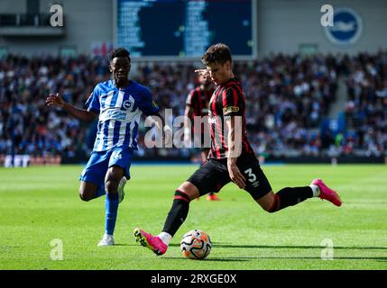 Milos Kerkez di Bournemouth in azione durante la partita di Premier League all'AMEX Stadium di Brighton. Data foto: Domenica 24 settembre 2023. Foto Stock