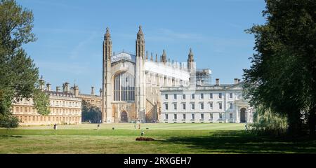 Un miscuglio di turisti nei terreni del King's College, l'Università di Cambridge, in Inghilterra, in un soleggiato giorno di settembre. Foto Stock