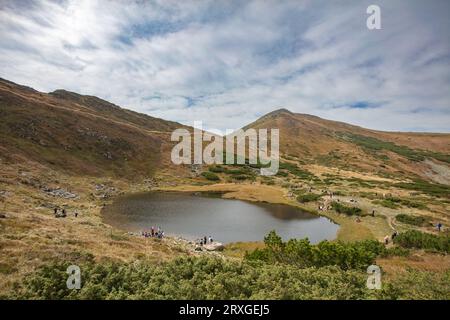 Lago Nesamovyte - uno dei laghi alpini più alti dei Carpazi ucraini. Foto Stock