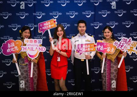 Bangkok, Bangkok, Thailandia. 25 settembre 2023. Settembre. 25, 2023, Samut Prakarn, Thailandia. I funzionari thailandesi tengono striscioni per dare il benvenuto ai turisti cinesi in partenza da Shanghai durante una cerimonia di benvenuto per celebrare il primo giorno del regime di esenzione dal visto del governo all'aeroporto internazionale Suvarnabhumi nella provincia di Samut Prakan, Thailandia. Il governo thailandese ha concesso il regime di esenzione dal visto per cinque mesi per i turisti cinesi e kazaki in vigore dal 25 settembre 2023 al 29 febbraio 2024, che mira a generare entrate turistiche. (Immagine di credito: © Wissarut Weerasopon/ZUMA Press Wire) SOLO USO EDITORIALE! Foto Stock