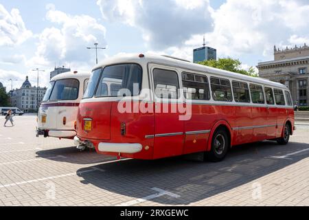 Il vecchio autobus rosso e blu Skoda. Modello cecoslovacco Skoda RTO 706 Karosa. Autobus turistici modello vintage. La strada della città vecchia è un'attrazione turistica. Polonia, Varsavia - 27 luglio 2023. Foto Stock