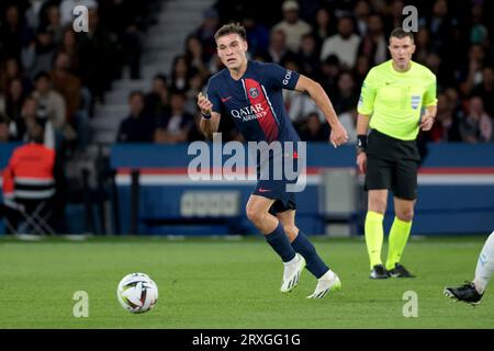 Parigi, Francia. 24 settembre 2023. Manuel Ugarte del PSG durante la partita di calcio del campionato francese di Ligue 1 tra Paris Saint-Germain e Olympique de Marseille il 24 settembre 2023 allo stadio Parc des Princes di Parigi, Francia - foto Jean Catuffe/DPPI Credit: DPPI Media/Alamy Live News Foto Stock