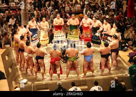 Lottatori di sumo al rituale di apertura, introduzione dei combattenti, al Kokugikan Stadium, torneo 2005, Ryogoku, Tokyo, Giappone Foto Stock