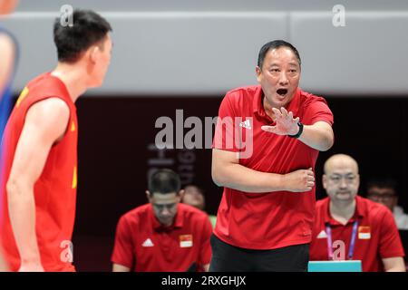 Hangzhou, provincia cinese di Zhejiang. 25 settembre 2023. Il capo allenatore cinese Wu Sheng reagisce durante la semifinale maschile di pallavolo tra Cina e Giappone ai diciannovesimi Giochi asiatici di Hangzhou, nella provincia dello Zhejiang, nella Cina orientale, il 25 settembre 2023. Crediti: Zhu Zheng/Xinhua/Alamy Live News Foto Stock