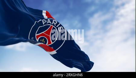 Parigi, FR, 20 luglio 2023: La squadra di calcio del Paris Saint Germain saluta in una giornata limpida. Squadra di calcio professionistico francese con sede a Parigi. Edito illustrativo Foto Stock