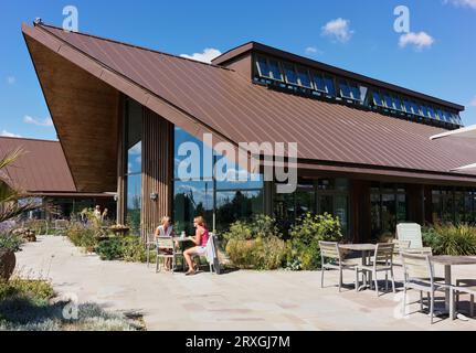 I visitatori seduti all'aperto presso la caffetteria di Hyde Hall, Essex, Inghilterra. Foto Stock