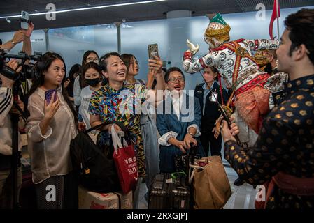 Samut Prakarn, Thailandia. 25 settembre 2023. I turisti cinesi sono accolti da uno spettacolo di danza tradizionale thailandese di burattini dopo essere arrivati all'aeroporto internazionale di Suvarnabhumi durante una cerimonia di benvenuto per celebrare il primo giorno del programma senza visto del governo. Nel tentativo di incrementare il turismo, a partire dal settembre 25, il governo thailandese concede ai turisti cinesi e kazaki un'esenzione temporanea dal visto per visite di 30 giorni. La rinuncia scade alla fine di febbraio. Credito: SOPA Images Limited/Alamy Live News Foto Stock