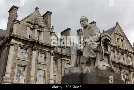 Statua in marmo a grandezza naturale di George Salmon, prevosto al Trinity College di Dublino, Irlanda, creata nel 1911 Foto Stock