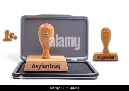 Francobollo di legno con l'impronta "Asylantrag" e "abgelehnt", la traduzione "domanda d'asilo" e "respinto" Foto Stock