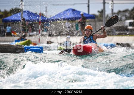 Montgomery, Alabama, USA, settembre 2, 2023: Le donne di kayak caucasiche guidano il gruppo in un kayak cross Heat al Golden Hour kayak C di Montgomery Whitewater Foto Stock