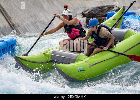 Montgomery, Alabama, USA, settembre 2, 2023: Travi caucasiche maschili e femminili in una zattera che si dirige verso le rapide di Montgomery Whitewater Foto Stock