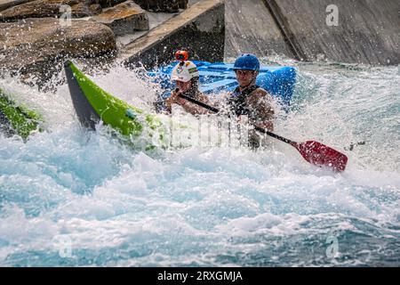 Montgomery, Alabama, USA, settembre 2, 2023: Due travi hanno colpito una fossa nelle rapide di Montgomery Whitewater durante il fine settimana del Labor Day Golden Hour Festiva Foto Stock