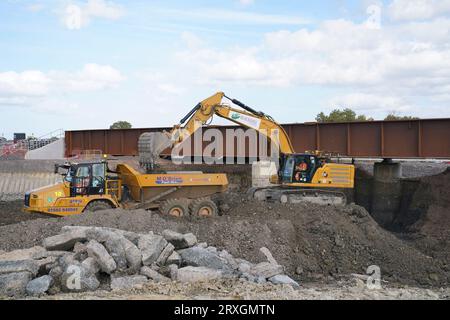 Gli appaltatori HS2 scavano un'area sotto una sezione appena sostituita del binario della diramazione Aylsebury-Princes Risborough che consentirà il passaggio della ferrovia ad alta velocità al di sotto, durante una visita del sito di costruzione di un nuovo ponte ferroviario ad Aylesbury, Buckinghamshire, che permetterà di costruire HS2 sotto la linea tra Aylesbury e Princes Risborough. Gli aggiornamenti ferroviari per HS2 hanno raggiunto la metà del percorso. Data immagine: Lunedì 25 settembre 2023. Foto Stock