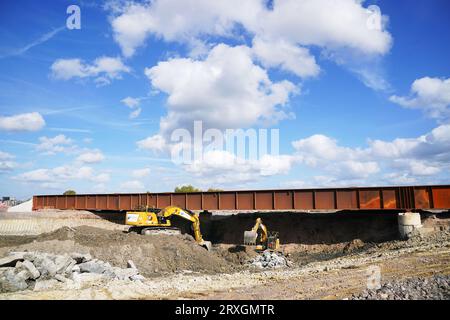 Gli appaltatori HS2 scavano un'area sotto una sezione appena sostituita del binario della diramazione Aylsebury-Princes Risborough che consentirà il passaggio della ferrovia ad alta velocità al di sotto, durante una visita del sito di costruzione di un nuovo ponte ferroviario ad Aylesbury, Buckinghamshire, che permetterà di costruire HS2 sotto la linea tra Aylesbury e Princes Risborough. Gli aggiornamenti ferroviari per HS2 hanno raggiunto la metà del percorso. Data immagine: Lunedì 25 settembre 2023. Foto Stock