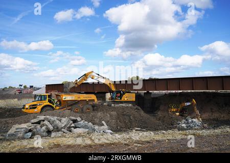 Gli appaltatori HS2 scavano un'area sotto una sezione appena sostituita del binario della diramazione Aylsebury-Princes Risborough che consentirà il passaggio della ferrovia ad alta velocità al di sotto, durante una visita del sito di costruzione di un nuovo ponte ferroviario ad Aylesbury, Buckinghamshire, che permetterà di costruire HS2 sotto la linea tra Aylesbury e Princes Risborough. Gli aggiornamenti ferroviari per HS2 hanno raggiunto la metà del percorso. Data immagine: Lunedì 25 settembre 2023. Foto Stock