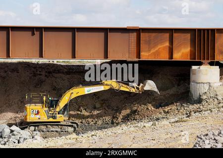 Gli appaltatori HS2 scavano un'area sotto una sezione appena sostituita del binario della diramazione Aylsebury-Princes Risborough che consentirà il passaggio della ferrovia ad alta velocità al di sotto, durante una visita del sito di costruzione di un nuovo ponte ferroviario ad Aylesbury, Buckinghamshire, che permetterà di costruire HS2 sotto la linea tra Aylesbury e Princes Risborough. Gli aggiornamenti ferroviari per HS2 hanno raggiunto la metà del percorso. Data immagine: Lunedì 25 settembre 2023. Foto Stock