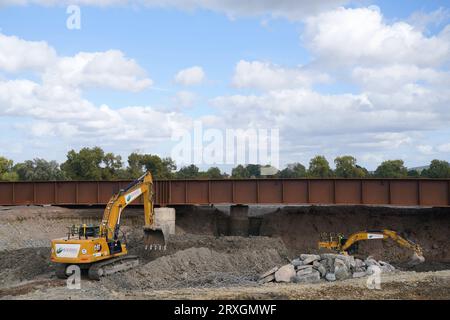 Gli appaltatori HS2 scavano un'area sotto una sezione appena sostituita del binario della diramazione Aylsebury-Princes Risborough che consentirà il passaggio della ferrovia ad alta velocità al di sotto, durante una visita del sito di costruzione di un nuovo ponte ferroviario ad Aylesbury, Buckinghamshire, che permetterà di costruire HS2 sotto la linea tra Aylesbury e Princes Risborough. Gli aggiornamenti ferroviari per HS2 hanno raggiunto la metà del percorso. Data immagine: Lunedì 25 settembre 2023. Foto Stock