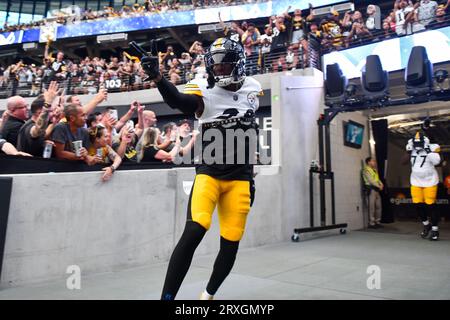 Las Vegas, Nevada, Stati Uniti. 24 settembre 2023. 24 settembre 2023 il cornerback dei Pittsburgh Steelers Levi Wallace (29) uscì dal tunnel durante Pittsburgh Steelers vs Las Vegas Raiders a Las Vegas, Nevada. Jake Mysliwczyk/AMG Media (immagine di credito: © Jake Mysliwczyk/BMR via ZUMA Press Wire) SOLO USO EDITORIALE! Non per USO commerciale! Foto Stock