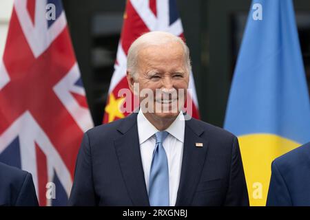 Washington DC, USA. 25 settembre 2023. Il presidente degli Stati Uniti Joe Biden partecipa a una foto di famiglia con i leader del Pacific Islands Forum al South Portico della Casa Bianca a Washington, DC, 25 settembre 2023.Credit: Chris Kleponis/CNP /MediaPunch Credit: MediaPunch Inc/Alamy Live News Foto Stock