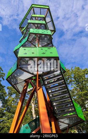 Nossen, Germania. 25 settembre 2023. La torre Rodigt a Nossen, in Sassonia, fu costruita nel 2019. Questa torre alta 29,9 m ricorda un albero con foglie di noce, che appaiono anche nello stemma della città. Credito: Daniel Schäfer/dpa/Alamy Live News Foto Stock