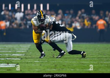 Las Vegas, Nevada, Stati Uniti. 24 settembre 2023. 24 settembre 2023 il running back dei Pittsburgh Steelers Jaylen Warren (30) fu placcato dalla safety dei Las Vegas Raiders Chris Smith II (29) durante Pittsburgh Steelers contro i Las Vegas Raiders a Las Vegas, NV. Jake Mysliwczyk/AMG Media (immagine di credito: © Jake Mysliwczyk/BMR via ZUMA Press Wire) SOLO USO EDITORIALE! Non per USO commerciale! Foto Stock