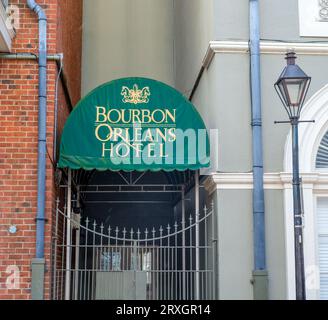 NEW ORLEANS, LOUISIANA, USA - 26 MARZO 2023: Ingresso laterale al Bourbon Orleans Hotel nel quartiere francese Foto Stock