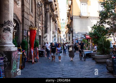 Napoli, Italia - 16 giugno 2023: Vista urbana da via Spaccanapoli a Napoli, Italia Foto Stock