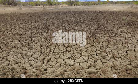 Curaca, bahia, brasile - 17 settembre 2023: Vista della terra incrinata in una diga asciutta a causa della siccità nelle terre retrostanti di Bahia Foto Stock