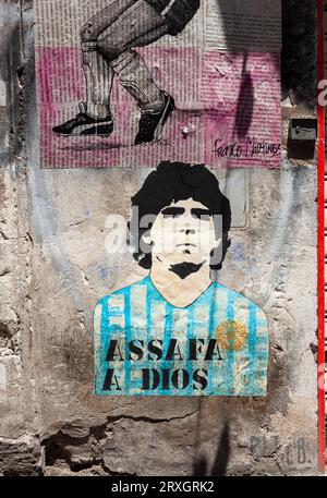 Napoli, Italia - 16 giugno 2023: Un'arte di appassionati di stencil su Diego Armando Maradona con la maglia argentina situata nei quartieri spagnoli, Foto Stock