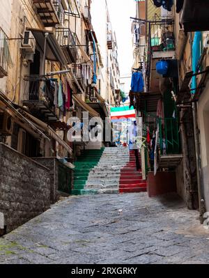 La scalinata dei quartieri spagnoli di Napoli dipinta in verde, bianco e rosso, i colori della bandiera italiana, in onore del terzo campione di serie A del Napoli Foto Stock