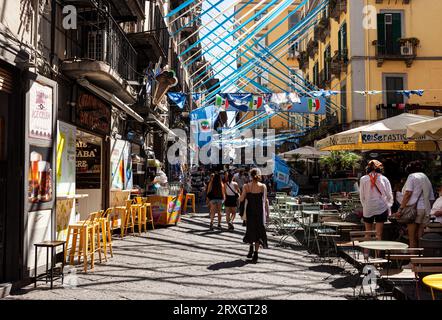 Napoli, Italia - 16 giugno 2023: Napoli campioni d'Italia, nastri e bandiere per festeggiare il blu e il bianco sulla strada di Spaccanapoli nel centro della città Foto Stock