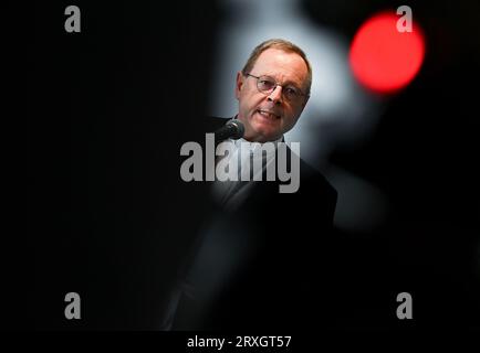 Wiesbaden, Germania. 25 settembre 2023. Georg Bätzing, presidente della Conferenza episcopale tedesca e vescovo di Limburgo, fa una dichiarazione all'inizio della riunione plenaria autunnale della Conferenza episcopale tedesca presso la Wilhelm-Kempf-Haus. La Conferenza Episcopale tedesca è l'associazione dei vescovi di tutte le 27 diocesi (Arcidiocesi) della Germania. Attualmente conta 65 membri. Quest'anno la riunione autunnale si terrà a Wiesbaden-Naurod fino al settembre 28. Crediti: Arne Dedert/dpa/Alamy Live News Foto Stock