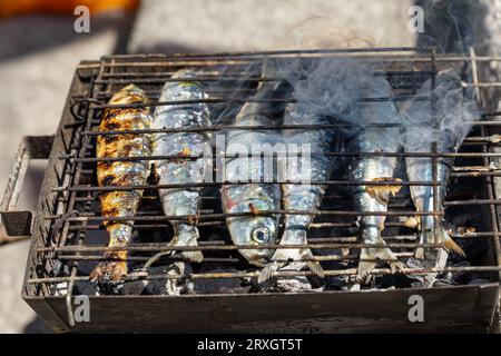 Grigliate di sardine all'aperto sulla strada di Porto Portogallo. Foto Stock