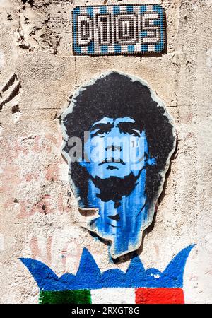 Napoli, Italia - 16 giugno 2023: Uno stencil fan art su Diego Armando Maradona per la strada di Napoli Foto Stock