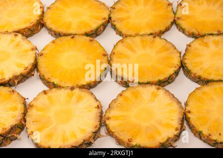 Fette gialle succose di ananas su sfondo bianco. Vista dall'alto. Foto Stock