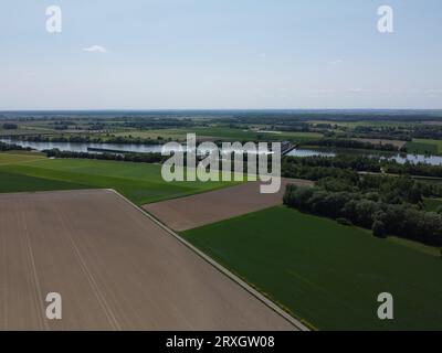 Fiume Danubio con campi prosciugati vicino a Woerth Donau e la chiusa di Geisling, Foto Stock