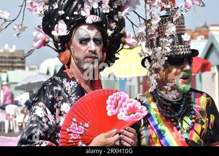 Brighton and Hove, Regno Unito, 4 agosto 2018 e 5 agosto 2018: Celebrazioni colorate con costumi, tifosi e ombrelli durante la sfilata Pride Foto Stock