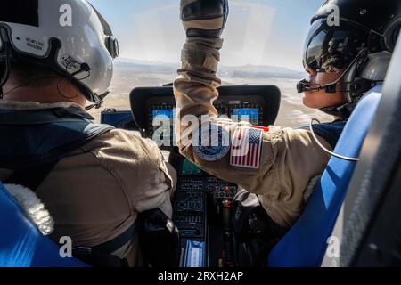 Dugway, Utah, USA. 24 settembre 2023. I membri del team Flight Operations del Kennedy Space Center (KSC) sono visti operare un elicottero mentre la capsula di ritorno campione dalla missione OSIRIS-Rex della NASA è in rotta verso la camera bianca, domenica 24 settembre 2023, poco dopo che la capsula è atterrata allo Utah test and Training Range del Dipartimento della difesa. Il campione è stato prelevato dall'asteroide Bennu nell'ottobre 2020 dalla navicella spaziale OSIRIS-Rex della NASA. (Immagine di credito: © NASA via ZUMA Press Wire) SOLO USO EDITORIALE! Non per USO commerciale! Foto Stock