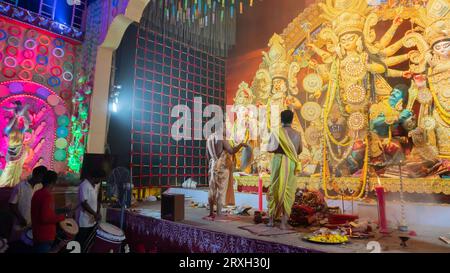 Howrah, Bengala Occidentale, India- 5 ottobre 2022 : l'idolo Durga splendidamente decorato viene adorato all'interno del puja pandal. Durga Puja Festival. Foto Stock