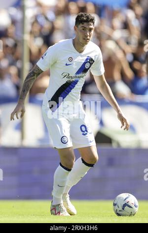 Empoli, Italia. 24 settembre 2023. Interâ&#x80;&#x99;il difensore italiano Alessandro bastoni controlla la palla durante la partita di serie A tra Empoli Football Club vs Football Club Internazionale Milano allo Stadio Carlo Castellani di Empoli, il 24 settembre 2023. Credito: Agenzia fotografica indipendente/Alamy Live News Foto Stock