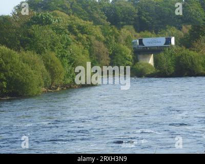 Highgrove Beds Truck che attraversa il ponte A75 sul fiume Cree a Newton Stewart, Scozia Foto Stock