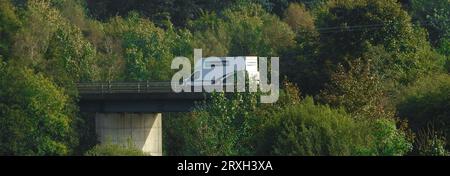 Furgone a noleggio Enterprise che attraversa il ponte A75 sul fiume Cree a Newton Stewart, Scozia Foto Stock