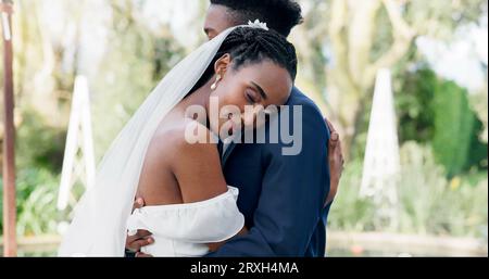 Felice, coppia e balla al matrimonio all'aperto con sposi e sposi con calma, movimento e pace insieme. Calma, felicità e donna di colore con cui ballano Foto Stock
