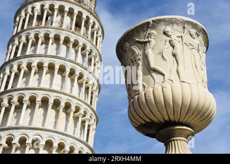 Pisa, Italia. 16 settembre 2023. Statue romane e vasi con la torre pendente di Pisa sullo sfondo. Foto di alta qualità Foto Stock