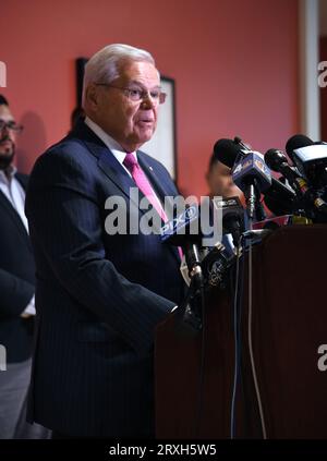 25 settembre 2023, Union City, NJ, USA: Il senatore del New Jersey Bob Menendez ha tenuto una conferenza stampa all'Hudson County Community College di Union City, NJ Il senatore democratico del New Jersey Bob Menendez e sua moglie, Nadine Arslanian Menendez, sono accusati di aver accettato "centinaia di migliaia di dollari in tangenti" in cambio dell'influenza del senatore. Menendez e sua moglie sono stati incriminati per corruzione federale a New York la settimana scorsa. Il senatore Bob Menendez del New Jersey suggerì che il denaro sequestrato dagli investigatori federali dalla sua casa provenisse dal suo studio di risparmio personale Foto Stock