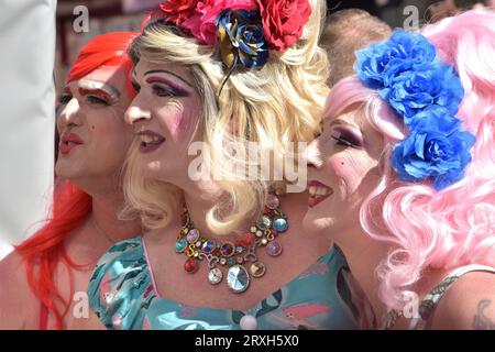 Brighton and Hove, Regno Unito, 4 agosto 2018 e 5 agosto 2018: Tre gioiose drag queen in abiti colorati durante le celebrazioni annuali dell'orgoglio Foto Stock