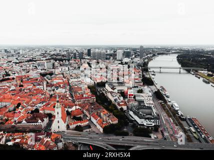 Vista aerea della capitale della Slovacchia, la città vecchia di Bratislava con il centro sullo sfondo. Vista panoramica della città di Bratislava al tramonto lungoso con i tetti Foto Stock