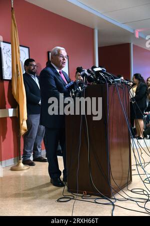 25 settembre 2023, Union City, NJ, USA: Il senatore del New Jersey Bob Menendez ha tenuto una conferenza stampa all'Hudson County Community College di Union City, NJ Il senatore democratico del New Jersey Bob Menendez e sua moglie, Nadine Arslanian Menendez, sono accusati di aver accettato "centinaia di migliaia di dollari in tangenti" in cambio dell'influenza del senatore. Menendez e sua moglie sono stati incriminati per corruzione federale a New York la settimana scorsa. Il senatore Bob Menendez del New Jersey suggerì che il denaro sequestrato dagli investigatori federali dalla sua casa provenisse dal suo studio di risparmio personale Foto Stock